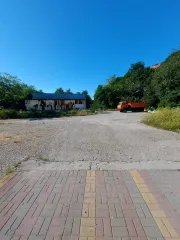 Гостиничный комплекс в г. Туапсе, Краснодарский край, 746,6 кв.м, магазин с автосервисом 226,5 кв.м, право аренды земли. Состав: нежилое здание - гостиница со встроенным кафе, 746,6 кв.м, КН 23:51:0302008:432, 3 этажа; нежилое здание - магазин с автосервисом, 226,5 кв.м, КН 23:51:0302008:431, 2…