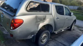 Mitsubishi L200 2012 года выпуска, цвет серый, VIN MMCJNKB40CDZ11291, номер кузова MMCJNKB40CDZ11291, государственный номер M883XM29, объем двигателя 2477 куб. см, мощность двигателя 100 кВт/136 л.с. Состояние: коррозия, вмятина, ржавчина. 1 штука. Модель L200, марка Mitsubishi, назначение pryamie…
