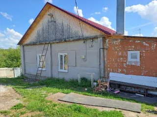 Лот № 7. 1/6 доля в праве общей долевой собственности на жилой дом площадью 79,3 кв. м, кадастровый номер 36:31:1800002:31, 1/3 доля в праве общей долевой собственности на земельный участок площадью 5000 кв. м, кадастровый номер 36:31:1800002:11, местонахождение: Воронежская обл., Хохольский р-н…