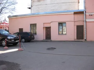 Нежилые здания и помещение общей площадью 1268.2 кв. м в Великом Новгороде по адресу: Новгородская область, г. Великий Новгород, ул. Дворцовая, д. 2/1. В состав входят: 1. Здание склада площадью 60.9 кв. м, кадастровый номер 53:23:7102703:27, 1 этаж. 2. Здание проходной площадью 11.8 кв. м…