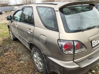 Toyota Harrier, 2001 года, модель 2AZ 0533931, кузов ACU10-0009247, цвет серый и темно-серый, 160 л.с. (120 кВт), 381000 км, полный привод, АКПП, рабочий объем двигателя 2362 куб. см, разрешенная максимальная масса 1855 кг, масса без нагрузки 1580 кг. Транспортное средство давно стоит без движения…