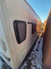 Swift Challenger 584 2015, прицеп-дача, белый, госномер АМ60975, VIN: SGDST3ESWF0783763. Полностью оборудован бытовой техникой и мебелью. Значительных повреждений корпуса нет. Внешние повреждения: передний правый и левый габарит, задний временный габаритный огонь, повреждены ручка и замок входной…