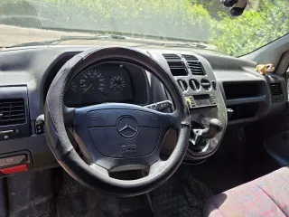 Автомобиль Mercedes-Benz модель Vito 108D, 1998 года выпуска VIN-номер VSA63806413172571, цвет: красный. Автомобиль находится в залоге у ПАО "Совкомбанк". Состояние: Аккумулятор разряжен. Заднее левое колесо спущено (прокол). С учетом устранения этих недостатков автомобиль на ходу.