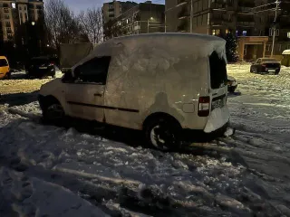 Volkswagen Caddy 1.9TDI, 2006 г.в., VIN WV1ZZZ2KZ6X041930, тип ТС: грузовой фургон, категория В, цвет белый, экологический класс третий, госномер Н 080 ЕВ 39, 104,7 лс, 500 000 км. Автомобиль в залоге у АО «TBank», не на ходу. Кузовные элементы в неудовлетворительном состоянии: коррозия порогов…
