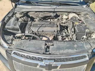 Chevrolet Cruze 2010 года, 141 лс, АКПП. Автомобиль марки ШЕВРОЛЕ КРУЗ, 2010 г.в., ГРЗ – В280УО89, VIN – XUFJA695JA3017360, цвет: черный. Учтено техническое состояние: автомобиль на ходу, требуется химчистка салона.