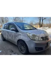 Ниссан Ноут 2012 года, госномер Н176СО27, номер кузова E11624617. Работает в штатном режиме, заводится, едет, мотор не менялся, вариатор, АКПП, есть недочеты по кузову, менялся бампер.