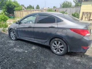 Hyundai Solaris, 2015 года, 107 лс, 149996 км, АКПП. Транспортное средство заводится. Не на ходу, отсутствие задних стоек амортизатора, не работает стоп сигнал, множественные трещины заднего и переднего бампера. Коррозия передних крыльев. Коррозия порогов.