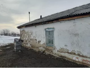 Жилой дом Тип имущества: Жилой дом (в аварийном состоянии) Площадь дома: 51,7 кв.м Этажность: 1 этаж Год ввода в эксплуатацию: 1950 Материал наружных стен: Лёгкие из местных материалов  Кадастровый номер: 22:40:060356:16 Адрес: 658846, Россия, Алтайский край, г. Славгород, с. Знаменка, ул…
