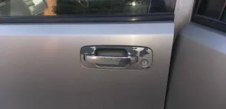 Nissan X-Trail 2001 года, цвет серый. VIN отсутствует, ПТС 25 ТО 471237, госномер У274УВ59. Модель двигателя QR20 112576A, номер кузова NT30-040998. Производство Япония.