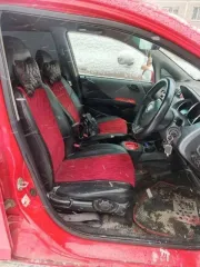 Honda Fit 2001 года, 86 лс, 320000 км, АКПП, идентификационный номер GD11015179, цвет красный, мощность двигателя 86 лс. Не работают задние стеклоподъемники, в 2024 году установлен контрактный двигатель и коробка вариатор, правый порог и крылья гнилые.