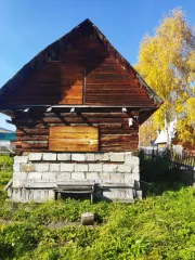 Нежилое помещение, площадь: 16,5кв.м, кадастровый номер: 42:12:0102013:2207, 
Земельный участок , площадь: 1 002кв.м, кадастровый номер: 42:12:0102013:443, Категория земель: Земли населенных пунктов, Вид разрешенного использования: садоводство
Адрес: Кемеровская обл, р-н Таштагольский, пгт…