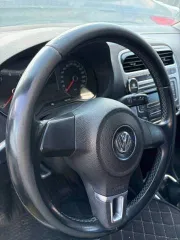 Volkswagen Polo 2013 года, 105 лс, идентификационный номер (VIN): XW8ZZZ61ZEG015531, ГРЗ: М535ОА72, сломана ручка открытия капота, пробег неизвестен, имеются многочисленные сколы, царапины и ржавчина по кузову.