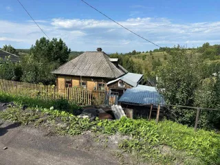 1/4 доли на дом в Кемеровской обл., г. Осинники ¼ доли в праве собственности на жилое здание, кадастровый  условный  номер: 42:31:0201001:187, адрес  местонахождение : Россия, обл. Кемеровская, г Осинники, п Тайжина, ул Лысенко, дом 92,   площадь 31.5 кв.м., назначение: жилое.