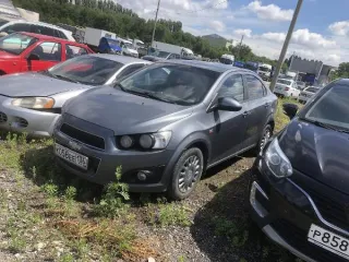 Chevrolet Aveo 2014, разбита передняя правая фара, левая задняя фара, вмятина на переднем правом крыле, имеются повреждения переднего бампера, прикручен на саморезы, также вмятина на переднем левом крыле, царапина на левой передней двери, цвет серый металлик.