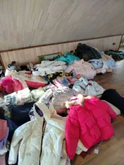 Женские плащи и куртки в количестве 17 штук.