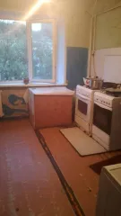 Комната 12.4 кв.м в Саратове, ул. Тверская, д. 38а, кв. 9, ком. 1. Многоквартирный дом, 5 этаж, 1963 года постройки. Конструкции: кирпичные стены, ж/б перекрытия и фундамент, рулонная кровля. Состояние здания хорошее, в комнате требуется ремонт. Доля в праве 1/6. Обременения: общая долевая…