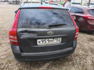 Kia Ceed, 2009 года, 122 лс, 262067 км, АКПП, vin XWEFF522390006537, СТС, ПТС и два ключа (один из них сломан), залог — нет, пробег 262к, по кузову очень много косяков, вмятин сколов и царапин, ржавое и дырявое и еще помятое левое крыло, ремонтировали левую сторону после дтп сделали плохо краска…