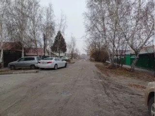 Земельный участок площадью 473 кв.м. с кадастровым номером 55:36:190357:42, Категория земель: земли населенных пунктов. Вид разрешенного использования: для жилищных нужд под строение; Местоположение: местоположение установлено относительно ориентира, расположенного в границах участка. Ориентир…