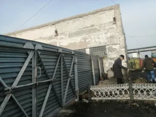 Гараж для легковых автомобилей 46,1 кв. м., кадастровый номер: 45:11:020601:255; ангар 577,2 кв.м., кадастровый номер: 45:11:020601:248; гараж 218,6 кв.м., кадастровый номер: 45:11:020601:246; административное здание (контора) 200,1 кв.м., кадастровый номер: 45:11:020601:251; тракторный гараж…