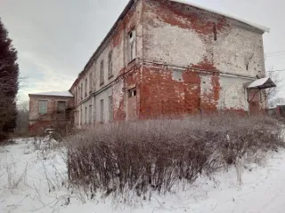 Нежилое здание 1319 кв.м и земельный участок 2173 кв.м. Расположены по адресу: Российская Федерация, Московская область, городской округ Чехов, поселок Мещерское, улица Дубравная, строение 15м. Назначение здания: нежилое, площадь – 1319 кв. м, количество этажей: 3, в том числе подземных 1…