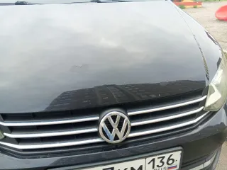 Volkswagen Polo седан 2018 года, рестайлинг. Комплектация Highline, 1.6 л, автомат 6 ступеней. Мультируль, климат-контроль, подогрев передних сидений и лобового стекла, противотуманные фары, складывающиеся зеркала с поворотниками и подогревом, 4 электростеклоподъемника (передняя пассажирская кнопка…