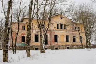 Комплекс объектов: Главный дом, общей площадью 819,4 кв. м, кадастровый номер 47:23:0107001:163, номер в ЕГРОКН 472311385460015,  Хозяйственный корпус одноэтажный, номер в ЕГРОКН 472311385460045 общей  площадью 109,7 кв. м, расположенный по адресу: Ленинградская область, Гатчинский район, д…