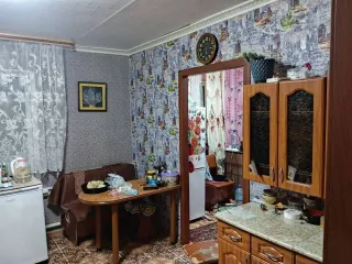 Продается 1/4 доля квартиры площадью 40.1 м² и 1/3 доля земельного участка площадью 1400 м², расположенных по адресу: Томская область, Молчановский район, село Молчаново, улица Юбилейная, дом 10, квартира 2. Кадастровый номер квартиры: 70:10:0101003:699, участка: 70:10:0101003:341.