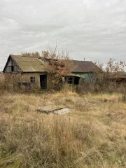 Доля дома и земельного участка в Оренбургской области. 1/2 доля дома и 1/2 доля земельного участка. Еще 1/2 доля дома и 1/2 доля земельного участка. Еще 1/2 доли в праве на земельный участок с кадастровым номером 56:25:0902001:34 площадью 1984 кв.м. по адресу: Оренбургская область, Сакмарский…