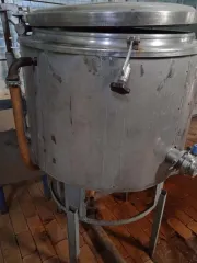 Линия по производству творога: ванны, аппарат Митрофанова, площадка монтажная (для обслуживания), трубы, запорная арматура, шкафы управления, стеллажи нержавеющие, гидравлика, подъемник, котел плавитель, раскаточная машина, холодильники, ларь холодильный, кондиционер охладитель, холодильная камера…