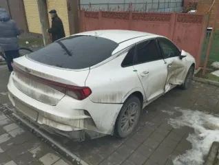 Легковой автомобиль КIА К5, 2021 г.в., г/н У633МВ761, VIN XWEG3414BM0004662, белого цвета, машина на ходу, разбита и имеется вмятина передней правой двери, колеса литованные, ключи и СТС изъяты, поврежден задний правый бампер, отсутствуют пороги, разбито лобовое стекло, ТС после аварии, в залоге…