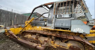 Бульдозер Shantui SD16F, 2011 г.в., желтый, гусеничный. Заводской номер SD16AF123031, двигатель C9115003106. Мощность 184 л.с. (135 кВт). Гос. номер 8677РК38. Имущество в залоге ФНС России на основании определения Арбитражного суда от 02.04.2024 по делу А19-3157/2023.