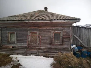 Дом 61,9 кв.м и участок 2000 кв.м, Мурманская обл. Расположены по адресу: Мурманская обл, Кольский муниципальный район, Сельское поселение Териберка, улица Красная, дом 4. Кадастровый номер участка: 51:07:0030104:1318. Кадастровый номер дома: 51:07:0000000:137. Год постройки дома — 1940.