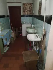Доля 1/3 в комнате 18,2 м² по адресу: Россия, Республика Коми, г. Сыктывкар, пгт. Краснозатонский, ул. Ломоносова, дом 50, комната 125, кадастровый номер: 11:05:0401011:1118. В ЕГРН имеется непогашенная ипотека в пользу физического лица; возможна регистрация несовершеннолетних.