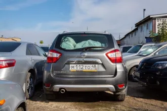 Nissan Terrano 2016 года, серый кузов, VIN: Z8NHSNGAN56469486. Комплект из 4-х шипованных зимних шин Dunlop SP Winter Ice 01 215/65/16 102T и 4-х литых дисков Renault RN 70 6.5x16 5*114.3 ET50 D66.1.