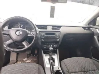 Skoda Octavia 2013 года выпуска, VIN XW8AC4NE8EH016970. Цвет белый, госномер О785НР32. Автомобиль в залоге. Не на ходу: не работает коробка передач, двигатель заводится. Состояние кузова требует покраски, имеются повреждения стоп-сигналов, множество сколов и царапин.