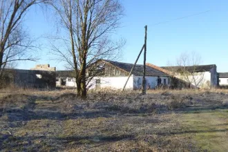 Коровник 1238,1 кв.м, дрожжевальная 134,6 кв.м, земельный участок 18000 кв.м, Калининградская область Нежилое здание (коровник) с кадастровым номером 39:11:060902:68, общей площадью 1238,1 кв.м, расположенное по адресу: Калининградская область, Правдинский район, п. Дворкино, ул. Колхозная, здание…