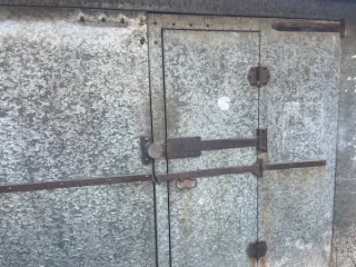 Гараж 19,1 кв.м, Кировская область. Нежилое помещение «гараж» площадью 19,1 кв.м, кадастровый номер 43:40:000151:2426, расположенное по адресу: Кировская область, г. Киров, тер гк Автомобилист-19 (Лен), бокс 34. Вид права – собственность. Обременение – аресты.