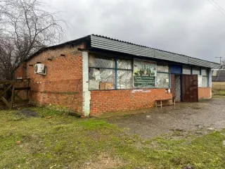 Нежилое здание 121.9 кв.м, Теучежский район. Здание нежилое пл. 121,9 кв.м, КН 01:06:0500001:21, адрес: РА, Теучежский р-н, х.Городской, ул. Советов, 148. Обременение: арест.