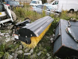 Мини-погрузчик Bobcat S850 заводской номер ACSL11164 Навесное оборудование щетка с бункером Sweeper Bucket 84 серийный номер А00А01354 снегоуборочный отвал V-Blade 84 серийный номер 084001021 угловая метла Angle Broom 84 серийный номер 231416282