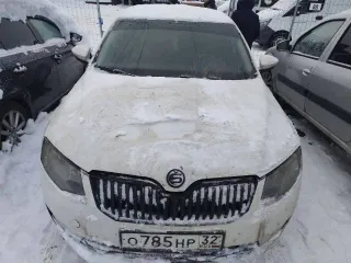 Skoda Octavia 2013 года выпуска, VIN XW8AC4NE8EH016970. Цвет белый, госномер О785НР32. Автомобиль в залоге. Не на ходу: не работает коробка передач, двигатель заводится. Состояние кузова требует покраски, имеются повреждения стоп-сигналов, множество сколов и царапин.