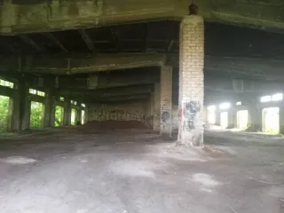 Нежилое здание 1967 года постройки общей площадью 1281.2 м², этажность 1. Одновременно продается земельный участок площадью 3010 м², категория земель – земли населенных пунктов, вид разрешенного использования: земельные участки баз и складов. Адрес: 607490, Нижегородская область, Пильнинский район…