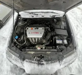 Honda Accord 2003 года, 190 лс, 249179 км, АКПП. Легковой автомобиль находится на ходу. Аккумулятор разряжен, зарядка аккумулятора не дала результатов. Колеса спущены. Автомобиль не товарного вида. Требуется текущий ремонт автомобиля: не стабильная работа двигателя внутреннего сгорания, неисправен…