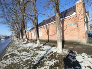 Жилой дом площадью 80,9 кв. м с кадастровым номером 20:17:0222005:536 и земельный участок площадью 652 кв. м с кадастровым номером 20:17:0223003:242 в г. Грозном, расположенный по адресу: Чеченская Республика, г. Грозный, р-н Ленинский, ул. Полярников/Краснознаменная, д 7/72.