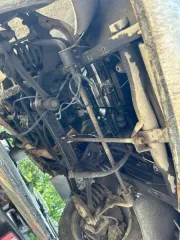 ГАЗ-3110 2002 года, годные остатки. Стального цвета, VIN: XTH31100021108667. Многочисленные трещины и сколы на переднем и заднем бампере. Отсутствует решетка радиатора с левой стороны. Глубокая коррозия металла, в том числе сквозная, многочисленные вмятины, следы ржавчины по всему кузову. Трещины…