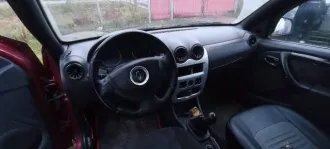 Renault Sandero 2011 года, 102 л.с. Пробег 179 000 км. Аккумулятор в неисправном состоянии. После замены масляного насоса появился стук в двигателе. Общее состояние на ходу требует уточнения при осмотре.