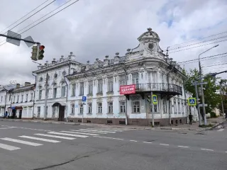Недвижимость в Ярославле: дом работников образования 586,8 кв.м и участок 550 кв.м открытый аукцион в электронной форме по продаже недвижимого имущества. Имущество, расположенное по адресу: г. Ярославль, ул. Большая Октябрьская, д. 44/60, в составе: - здание, назначение: нежилое, наименование: дом…