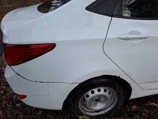 Hyundai Solaris 2016 года, легковой, VIN Z94CT41DAHR550270, государственный регистрационный знак О231СТ123, белый цвет, мощность двигателя 123 л.с., механическая коробка передач. Автомобиль имеет внешние повреждения: потертости, царапины, вмятины, очаги коррозии на кузове, трещины и сколы стекол…