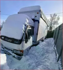 Isuzu ELF, 1996 года выпуска, Транспортное средство Isuzu ELF, 1996 года выпуска, ГРЗ М990НВ65. VIN номер поврежден. В настоящее время автомобиль находится в неисправном состоянии с 2020 года. Автомобиль имеет повреждения рамы (в результате ремонта рамы был уничтожен сварочным швом номер VIN)…