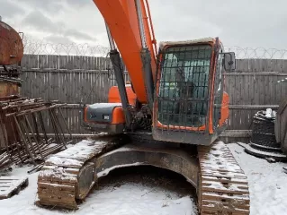 Бульдозер Shantui SD16F, 2011 г.в., желтый, гусеничный. Заводской номер SD16AF123031, двигатель C9115003106. Мощность 184 л.с. (135 кВт). Гос. номер 8677РК38. Имущество в залоге ФНС России на основании определения Арбитражного суда от 02.04.2024 по делу А19-3157/2023.