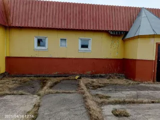 Земельный участок 2718 кв.м и нежилое здание 235.5 кв.м, Красноярский край 1) Земельный участок (доля 1/2). Кадастровый номер: 24:28:3001021:53. Адрес (местоположение): Красноярский край, р-н Нижнеингашский, р.п. Нижняя Пойма, ул. Трансформаторная, 3а. Площадь: 2718. Вид права, доля в праве: Общая…